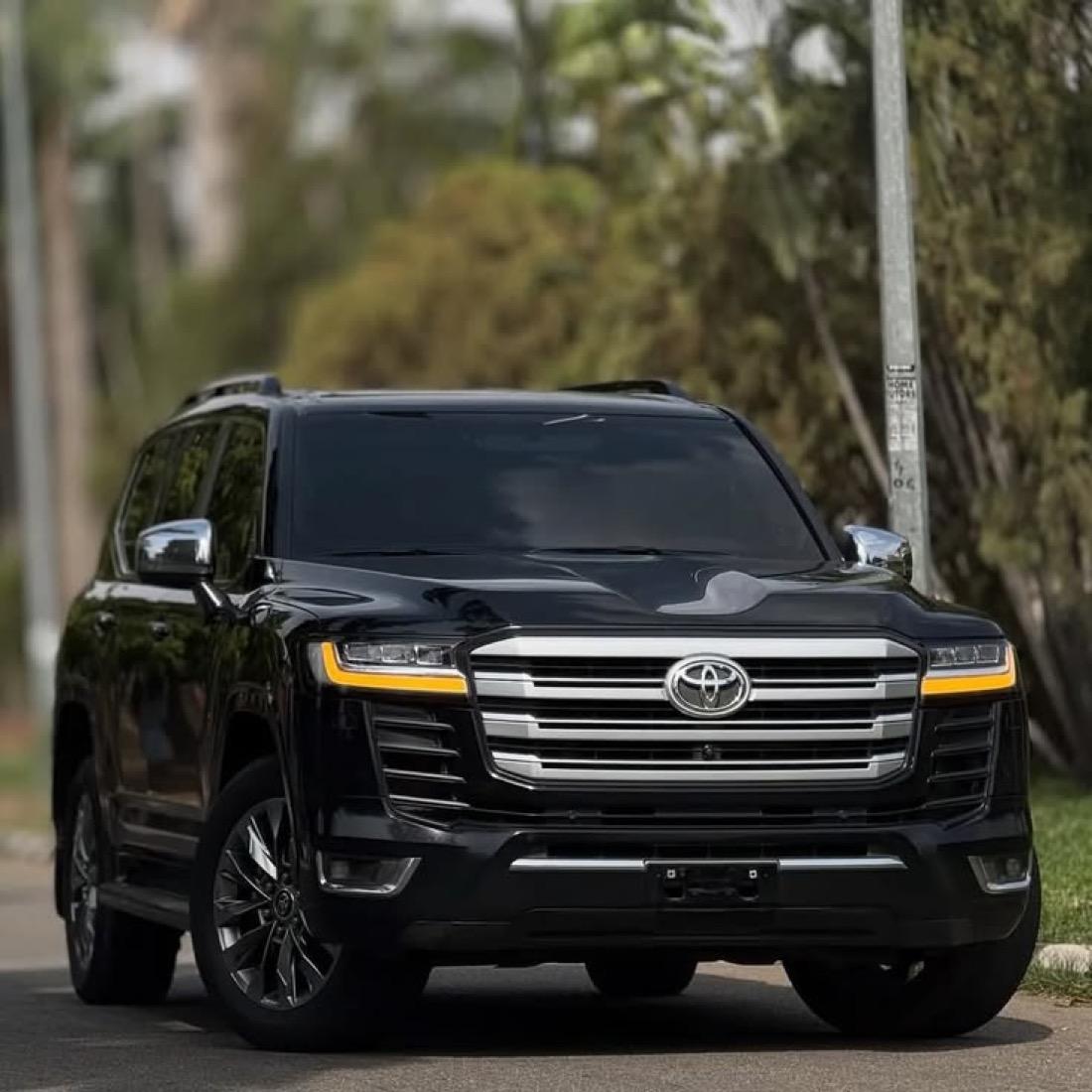 Lush Executive, Toyota Land Cruiser (1/2)