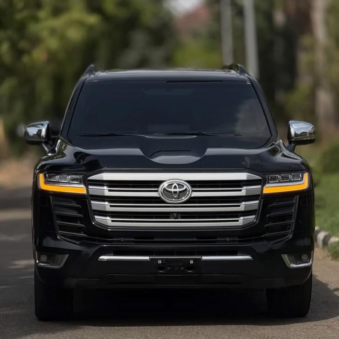Lush Executive, Toyota Land Cruiser (2/2)